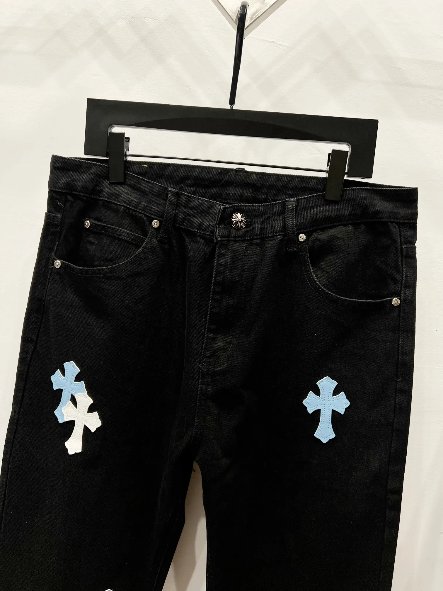 P260 Style number: (K650) Style number: (K550) Chrome Hearts & Chrome Hearts CH city limited series Sanskrit cross patch leather jeans need to be washed and then disassembled and hand-sewn sheepskin cross leather is then spliced ​​to complete. The whole piece requires too much craftsmanship to explain. The texture can be seen in the hand, and it looks good. The styles with different washed textures are very friendly to people with thin legs and thick legs. The straight version is very flattering to the leg shape. The moderate length is timeless and can be matched easily and casually. It is the basic styling foundation for various styles and is a must-have in the wardrobe! The fabric is stiff but also makes the upper body soft without losing texture. The washing process is even more perfect. It is a must-have item for everyone! ! ! Washed wheat, hang tag, pants label, three labels are complete, the upper body effect is particularly stiff and stylish, super stylish, same style for men and women - Color: Size: 28 30 32 34
